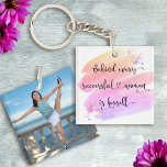 Foto för Watercolor Typography Watercolor Rosa Wat<br><div class="desc">"Bakom varje framgångsrik kvinna är sig själv." Vem behöver prins Charming? Gör ditt eget "lyckliga efter" och anamma "flickmakt" när du användor den här snyggten, en färgstark inspirerande feministisk akrylnyckelkedja med söt svart, handskriven manustypografi som täcker en gult, persika, rosa och lila vattenfärg stänk och ditt speciella foto på baksidan....</div>