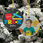 Foto före K Preschool Apple Kritor-kalkylbord Julgransprydnad Keramik<br><div class="desc">Utformningen av förK-fotodekorering har ett äpple, en penna, färgstark kritor och fet, roligt typografi! Klicka på knappen Anpassa om du vill ha fler alternativ för att ändra texten! Det finns variationer i denna utformning, ytterligare färg och samordnade produkter i vår butik, zazzle.com/store/doodlelulu. Kontakta oss om du behöver den här designen...</div>