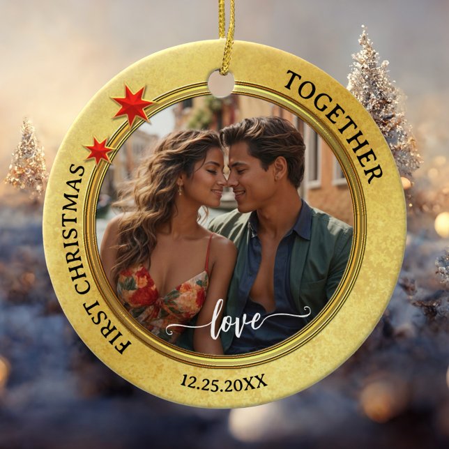 Foto Första jul tillsammans med Guld Star Julgransprydnad Keramik (Christmas ornament featuring your photo framed by an elegant gold metallic design with red stars)