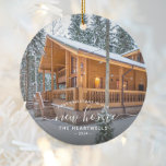 Foto Första julen - nytt Hem-vitskript 2024 Julgransprydnad Keramik<br><div class="desc">Minneshögtidlighålla er första jul i ert nya hem med denna vackra moderna keepsaksprydnad. Den vita texten lyder "Första julen i vårt nya hem", med ord "nya hem" i handskript för elegant med blommor före och efter. Byt ut exempelbilden mot ett foto av ditt nya hus och lägg till familjens efternamn....</div>