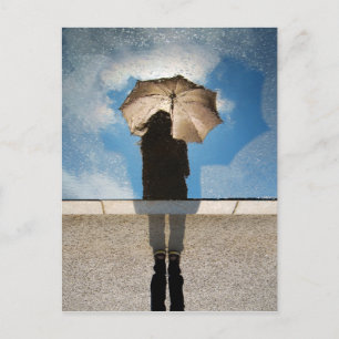 Foto: Girl Holding Parbrella, Reflected Blå himmel Vykort