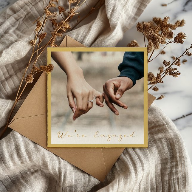 Foto guld-skript, aktiverat meddelande party (A thin border. "We're Engaged" written in a modern gold effect script and photo)
