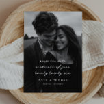 Foto Handskriven Skript Spara Datumet<br><div class="desc">En modern,  minimalistisk design för att spara datumet med ditt eget foto som bakgrund och ett handskrivet skript-teckensnitt med datum skrivet överst på det. Anpassa alla aspekter av denna design!</div>