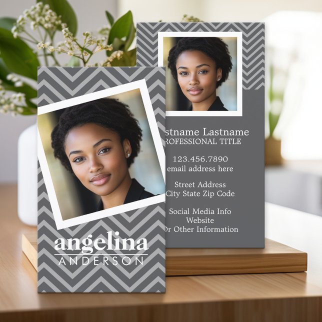 Foto med eget namn för Grått Chevron Mönster Visitkort (Custom Business Cards)