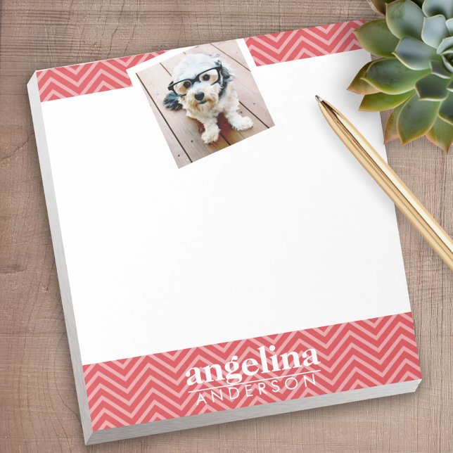 Foto med eget namn för Red Chevron Mönster Anteckningsblock (Personalized Notepad - a fun gift or useful promotional product)