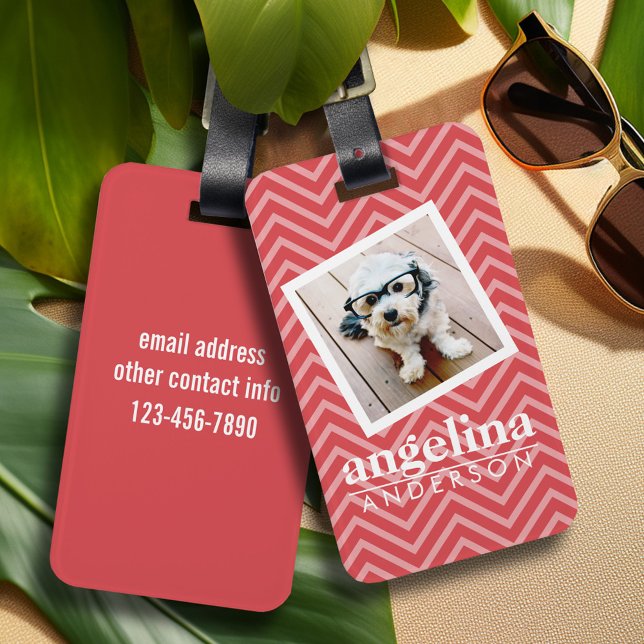 Foto med eget namn för Red Chevron Mönster Bagagebricka (Personalized luggage tag - photo with vibrant colors and custom text)