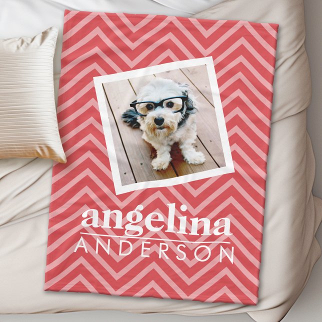 Foto med eget namn för Red Chevron Mönster Fleecefilt (Personalized Fleece Blanket - Add Photos and Text)
