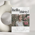 Foto med fetstilt Roligt Modern White 30års födels Inbjudningar<br><div class="desc">Fira en viktig milstolpe med den här djärva och moderna 30-årsinbjudan. Med ett foto av personligen och roligten "hej trettio" hälsning i svartvitt är detta kort perfekt för vuxnor av snyggtar som markerar ett nytt årtionde. Anpassa namn,  datum och plats till kostym i firande. *Anpassa enkelt åldern för evenemanget.</div>