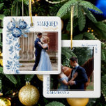 Foto med gift och ljus 2 kvadratmeter Bröllop Julgransprydnad Keramik<br><div class="desc">Gift med och ljusa fotodekorationer - perfekt för nygifta första julklappar gift eller för lyckligt gifta par! Utformningen har blå, blå dekorativa dekorationer med ömtålig vinträff mot ram på ditt foto och är elegant skriven med Married och Bright. På andra sidan av prydnadsföremålet finns ett andra foto med parets namn,...</div>