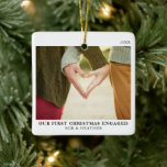 Foto med minimal Förlovning för första julomgång Julgransprydnad Keramik<br><div class="desc">Fira din första jul som ett engagerat par med vår första julfest med minimal Förlovning Photo Ceramic Ornament. Den här eleganten är en ren, minimalistisk design med klassisk svart och vit perfekt för dem som uppskattar enkelhet och sofistikering. Anpassningsbarnas keramiska dekoration har ett utrymme för ditt favoritfoto på förlovningen, vilket...</div>