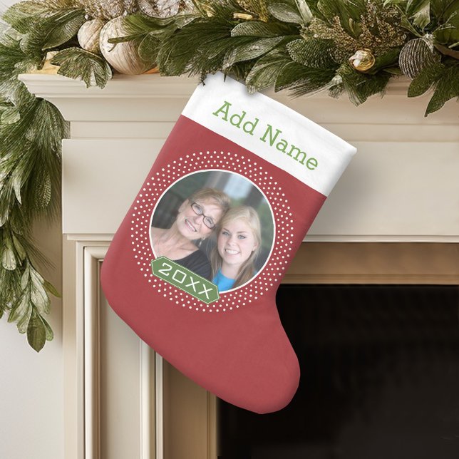 Foto med röda prickiga ramar och anpassat år liten julstrumpa (Personalized Christmas Stocking)