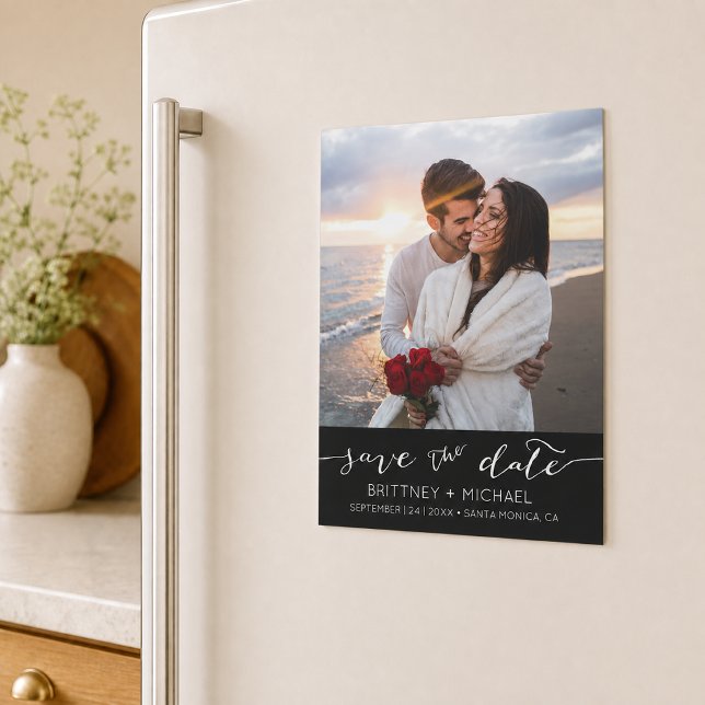 Foto Modern Svart Enkel Spara Datum Magnetisk Inbjudningskort (Announce your wedding with this custom photo save the date design. )