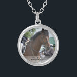 Foto & namn för personlighästridning rid- silverpläterat halsband<br><div class="desc">Din ska kärlek för häst ryttare detta härliga halsband som presenterar ett beställnings- foto och namn (eller annan text).  Gör ett speciellt minnessakminne för alla hårt arbete en dedikation - fantastisk för att rida instruktören för!</div>