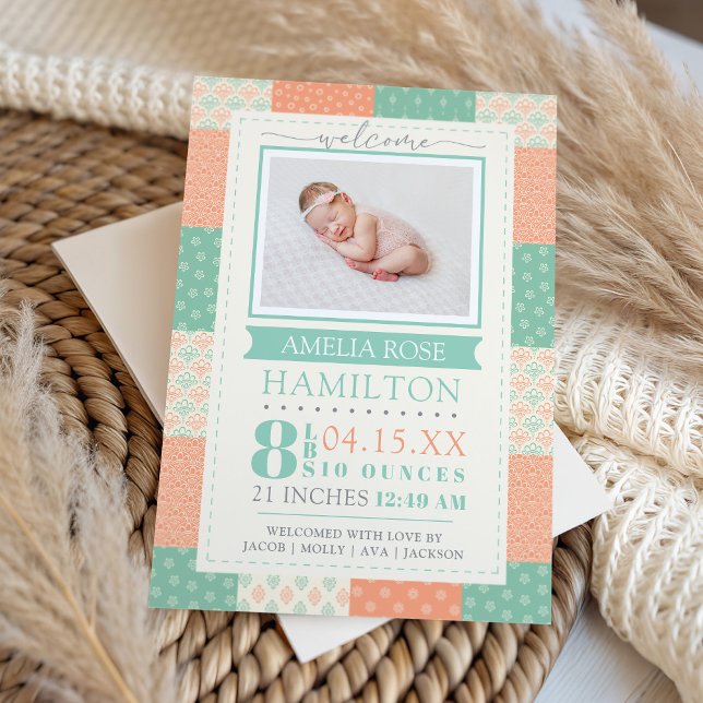 Foto Neutralt Quilt Birth-meddelande Inbjudningar (Green and Salmon Photo Neutral Quilt Birth Announcement)