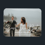 Foto- och handskriftsformat Spara datum H Magnet<br><div class="desc">Skicka en chic till gästerna för att spara datumet med hjälp av fotot och den här handskrivna spara datummeddelandet. Liggande.</div>