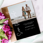 Foto- och handtypografi Spara datum - svart 4 Inbjudningar<br><div class="desc">Skicka ett sött svartvitt och spara datumkortet med din bild- och handtypografi. Passar bröllop. Mer stilar finns i inbjudan till fotobröllop.</div>