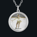 Foto och namn för personligkonståkning silverpläterat halsband<br><div class="desc">Din skater ska kärlek detta härliga presentera för halsband henne foto och namn (eller annan text).  Gör en perfekt att avsluta av säsonggåvan för all henne hårt arbete - som är underbar som en lagledare gåva för.</div>