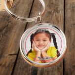 Foto och namn i svartvitt med röd cirkel rund silverfärgad nyckelring<br><div class="desc">Tack Mamma! Tack Pappa! Kärlek du [child namn] Ladda upp ditt foto och anpassa texten så att du skapar din egen unika fotonyckelkedja som en gåva till morföräldrar eller din kära partner som en vacker keepsaké och en tidlös skatt att njuta av när du är borta från hemmet. Ett rött...</div>