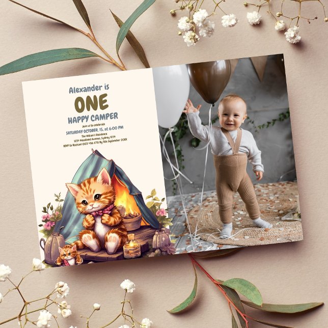 Foto One Lycklig Camper Woodland Kat 1:a födelseda Inbjudningar (Skapare uppladdad)