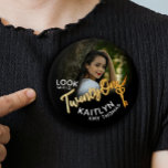 Foto på 21:a födelsedagen anpassningsbar guld färg knapp<br><div class="desc">Tjugoen knappbricka för effektskripttext för party-knappar i guld. Anpassa den här 21:a födelsedag med fotofödelsedagsknappen i party med dina egna födelsetal-flickor namn och ett foto av din födelsedag-flicka. Andra år och matchande artiklar är tillgängliga och kan skapas på begäran. © Original design by Sarah Trett for www.mylittleeden.com on Zazzle.</div>