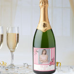 Foto på 21:a födelsedagen rosa white rand blommigt<br><div class="desc">En etikett för en 21-årsdag party. Klassisk smal rosa och vitt lodrät rand som bakgrund. Med giftiga och feminina blommor,  rosa ros och peonier som dekoration. En ram på framsidan med en mall för 21 års ålder,  namn och data. Mall för ditt eget lodrät-foto.</div>
