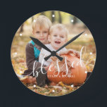 Foto på Anpassningsbarna "Blad" i elegant-skript Rund Klocka<br><div class="desc">Lägg till ditt favoritfoto från din senaste semester,  bröllop eller speciella tillställning.</div>