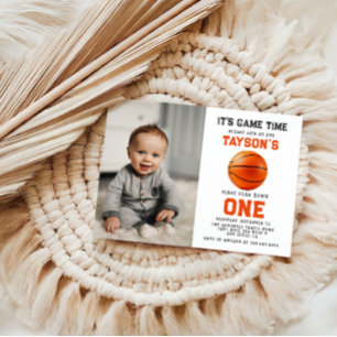 Foto på basket första året nedåt 1:a födelsedag inbjudningar