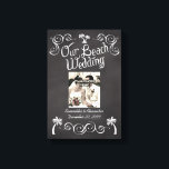 Foto på Beach Wedding i Chalkboard Handflatan Träd Canvastryck<br><div class="desc">Firar ungdom på kusten med den här brinnande handflatan träd med en skiss på en svart tavla med vitt kritutseende. Underbar för en rustisk vintage känner sig på ett strandbröllop. Design Copyright © CustomInvitesOnline.com</div>