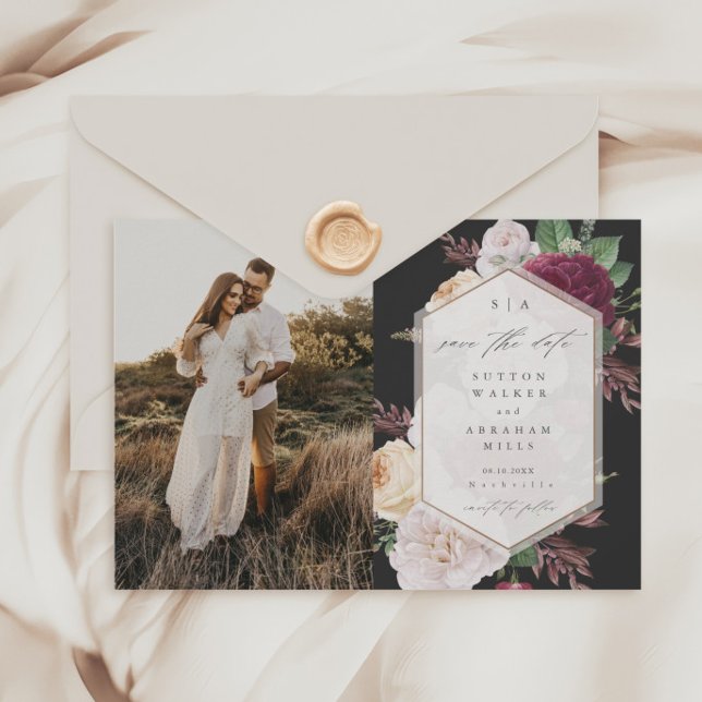 Foto på Blommigten vintage Blockomar Spara Datumet (Vintage floral bouquet black wedding photo save the dates.)