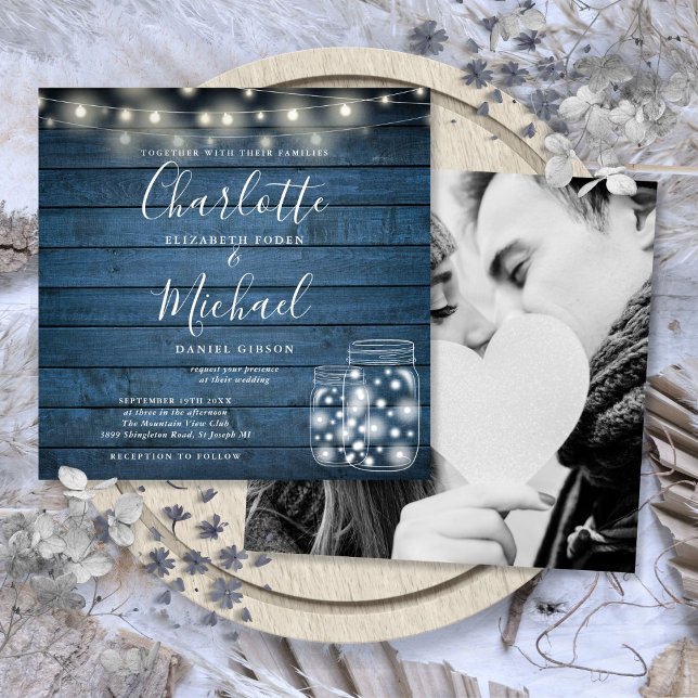 Foto på Blue Wood String Ljus Mason Burk Bröllop Inbjudningar (Blue Wood String Lights Mason Jar Wedding Photo Invitation)