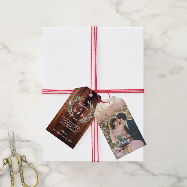 Foto på bröllop Välkomstpåse från Rustik land lada Presentetikett (Rustic barn wood photo country wedding welcome bag tag.)