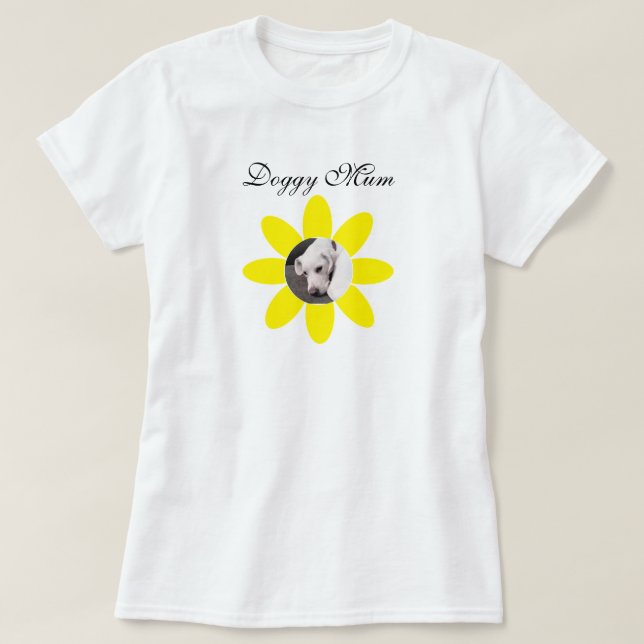 Foto på Cute Hund på Söt Gult Daisy Morsa T Shirt (Design framsida)