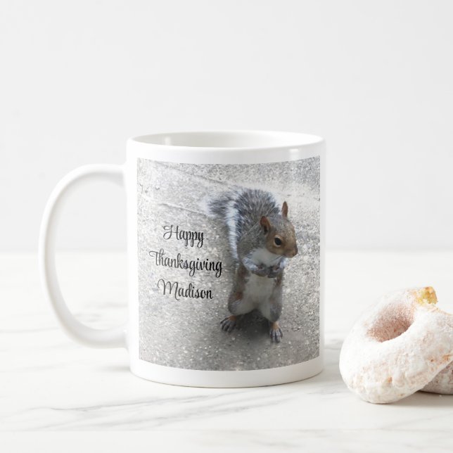 Foto på Cute Little Squirrel med Fluffy Svan Kaffemugg (Med munk)