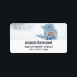 Foto på Cute Snögubbe på vintern - jul Adressetikett<br><div class="desc">Adressetiketter med ett sött foto av lite snögubbe. Stå utanför vintern med snö som ramlar runt. Den här söta lilla killen är klädd i blå stickad hatt och scarf.</div>