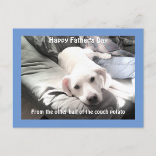 Foto på Cute Tired White Hund med bästa vän Pappa Helg Vykort