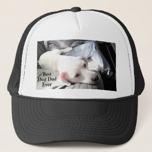 Foto på Cute White Hund Hanging out med Pappa Keps