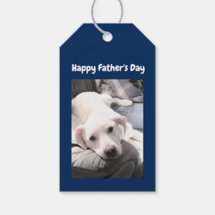 Foto på Cute White Hund Hanging Out with Pappa Blu Presentetikett