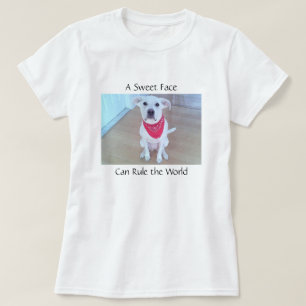 Foto på Cute White Hund med Sweet Ansikte T Shirt