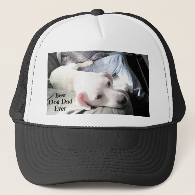 Foto på Cute White Hund som svänger ut med Pappa Keps (Framsida)