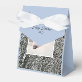 Foto på Cute White Puppy Hund Winter Snö Day Presentaskar