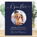 Foto på den blå Anpassningsbarna Pet Hund Open Pub Poster<br><div class="desc">Öppna Pub! Den här bröllop pub-tecknet är enkel än elegant-kalligrafi och har pub i elegant-kalligrafi. Drycker på oss, baksmälla in på dig! . Anpassa den här elegant bröllop-tecknet med ditt favoritfoto, hund, förlovning eller par foto och namn! COPYRIGHT © 2020 Judy Burrows, Black Hund Art - Med alla Höger reserverade....</div>