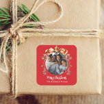 Foto på den röda guld-bauble-familjen fyrkantigt klistermärke<br><div class="desc">Röd bakgrund. Anpassa och lägg till ett eget foto. En guldbauble Julgran som ram. Lägg till din familj namn.</div>