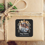 Foto på den svarta familjen guld fyrkantigt klistermärke<br><div class="desc">Svart bakgrund. Anpassa och lägg till ett eget foto. En guldbauble Julgran som ram. Lägg till din familj namn.</div>