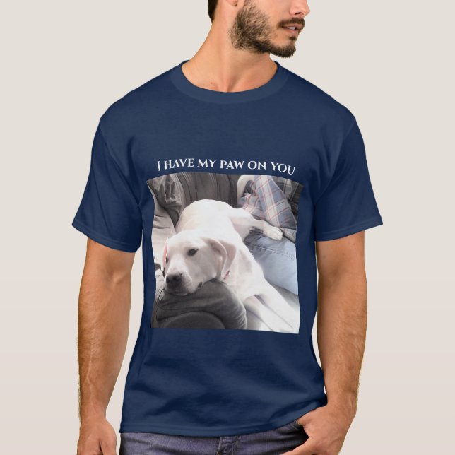 Foto på den vita Hund med Tass bakåt på Pappa blå T Shirt (Framsida)