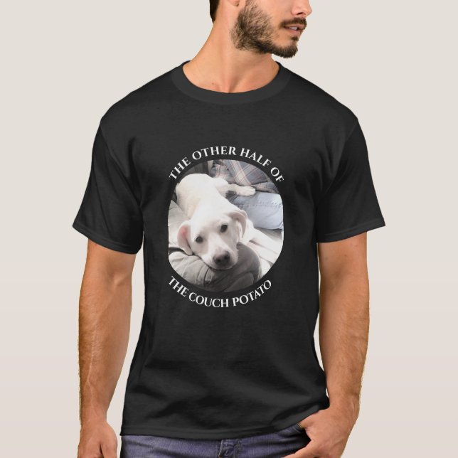 Foto på den vita valpen Hund med Pappa på soffan T Shirt (Framsida)