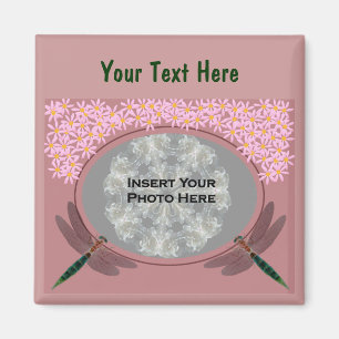 Foto på Dragonflies och Rosa Daisy Flowers Magnet