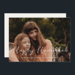 Foto på elegant calligraphy Lycklig Hanukkah Julkort<br><div class="desc">Lycklig Hanukkah-kort! En modern typografi för den här vintern Helgdag-fotokortsamlingen. Så här anpassar du dig med din favoritfamilj bild. Du kan också enkelt ändra färg på teckensnittet eller bakgrunden till dina önskemål.</div>