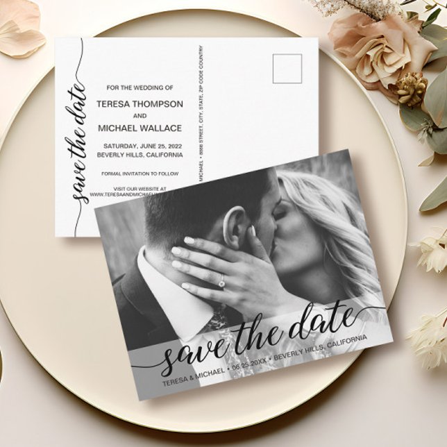 Foto på elegant Script Modern bröllop förlovning Vykort (Elegant script photo save the date postcard invitation.)
