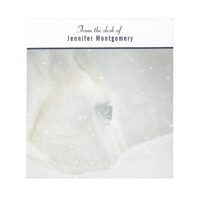 Foto på en vacker vit häst i vinter anteckningsblock (Framsida)