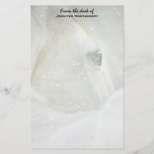 Foto på en vacker vit häst i vinter brevpapper
